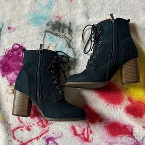 JOURNEE COLLECTION BAYLOR LACE-UP BOOTIES size 5.5